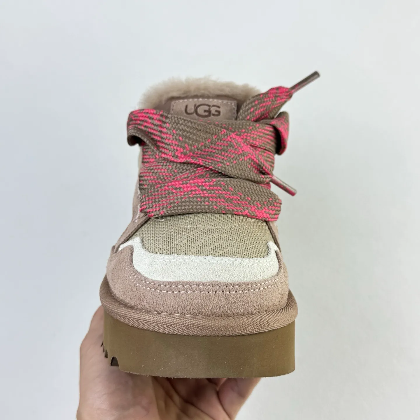 Local 💰600 OEM grade 4032 Mel series, top workmanship, super stable version ✔️ Good looks and texture, suede leather + low-key logo show retro, classic two-color shoelaces can be worn as two shoes ✔️ So comfortable that you want to weld your feet, ultra-light material + 5cm thick sole, increase height without tiring the feet, wool insoles are warm and breathable, no pressure for commuting and shopping all day long ✔️ I love the details: wide shoelaces for photos. Sizes 34-40 are suitable for a variety of foot types. Slight stains can be wiped clean with a damp cloth. The loose feeling in early autumn is all due to it. You can close your eyes and avoid stepping on thunder! 👟